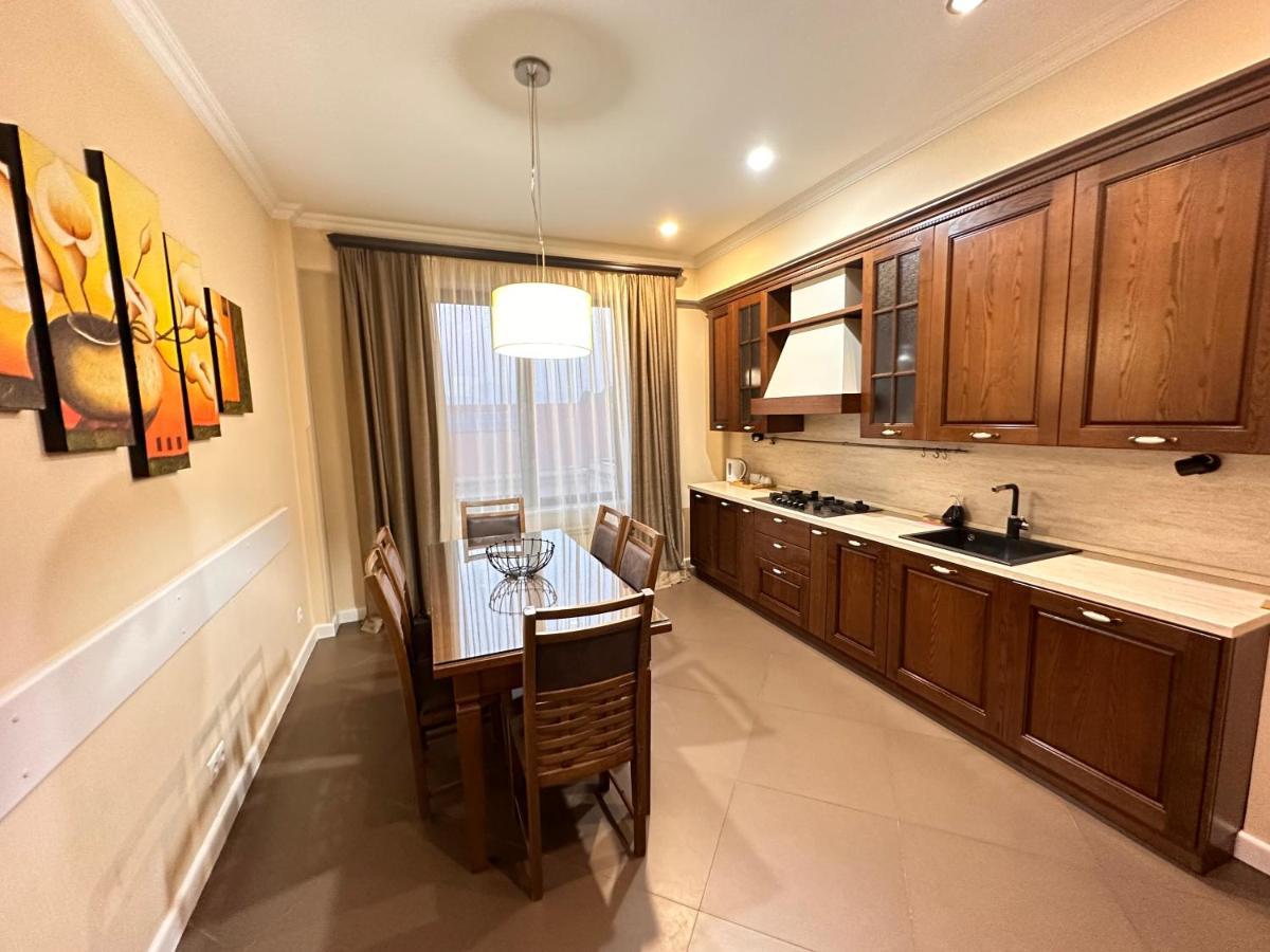 Apartment In Downtown "Rustaveli Residence" ティビリシ エクステリア 写真